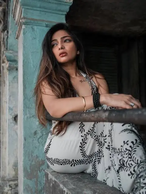 Isha, adult companion profile style in Lucknow
